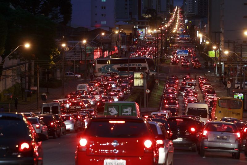 Trânsito intenso congestionou a avenida Visconde de Guarapuava, em Curitiba | Daniel Castellano/ Gazeta do Povo