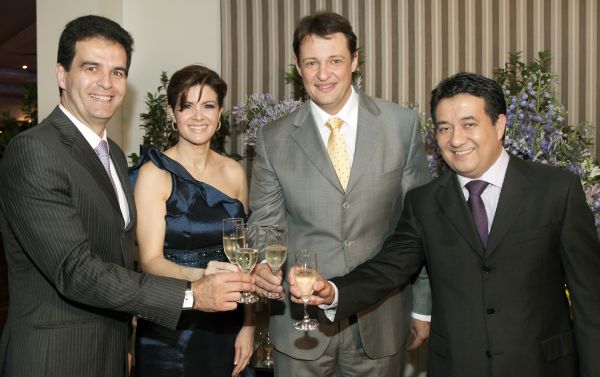 O superintendente da Amil Paraná, André Madureira, (à esq.), a diretora médica, Lúcia Manoel de Macedo, o diretor comercial, Marcus Todesco, e o diretor do Hospital Vitória, Fabrício Hito, foram os anfitriões do jantar em homenagem ao Dia do Médico. O evento foi no último sábado no Salão Azul do Clube Curitibano | Júlio Cesar da Costa Souza