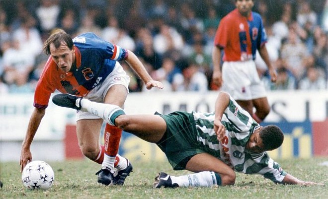 Alex divida a bola com o volante Hélcio em Paratiba de 1996 | 