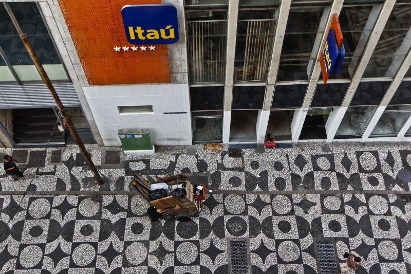 Fachada de agência do Itaú: banco obteve lucro de R$ 3,4 bilhões no trimestre, mas deu retorno baixo para os acionistas | Daniel Castellano/Gazeta do Povo