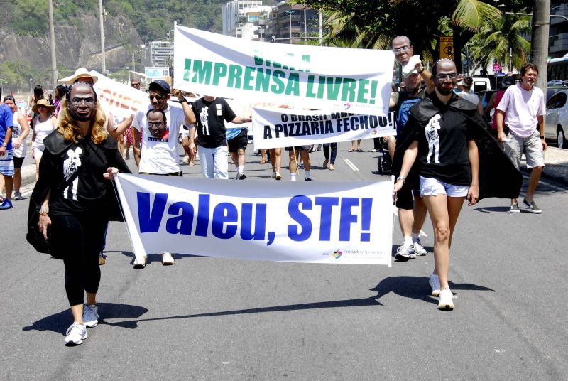Fantasiadas de Joaquim Barbosa, cerca de 40 pessoas agradeceram ao Supremo Tribunal Federal pelo julgamento | Brazil Photo Press/ Folhapress
