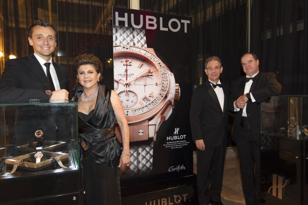 Norma Camargo recebeu o executivo francês Benoit Vulliet (1º à esq.), representante da Hublot na América do Sul, no lounge exclusivo da marca suíça na festa de 15 anos da Bazaar Fashion, no Castelo do Batel. Também na foto, Luís Carlos Fernandes e Ricardo Ramos (ao fundo), da joalheria Grifith | Diego Pisante