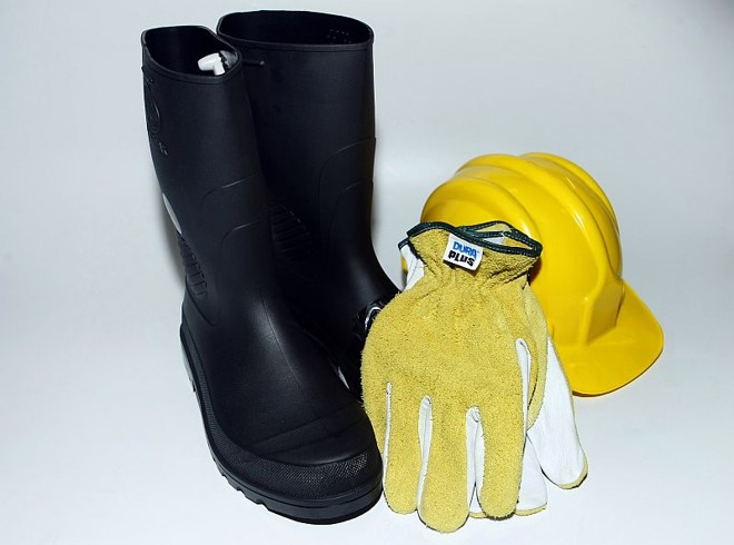 Botas e luvas de borracha: o conjunto garante a proteção desde a troca de chuveiro até a pintura da casa. Bota: R$ 30 a R$ 40 / Luva: R$ 5 (mais finas) a R$ 40 (mais grossas) |