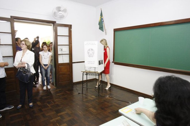 Mirian Gonçalves na cabine de votação |