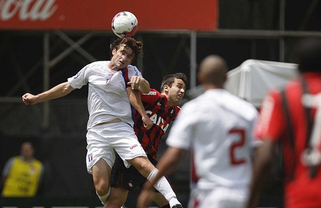 Elias em jogada aérea na vitória atleticana sobre o Guaratinguetá | 