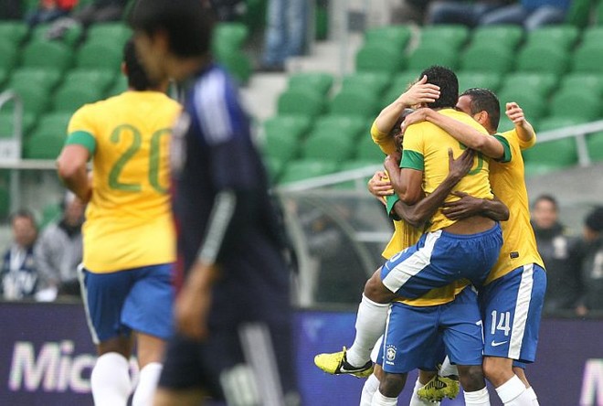 Jogadores do Brasil comemoram o primeiro gol, de Paulinho, na goleada por 4 a 0 no Japão | 