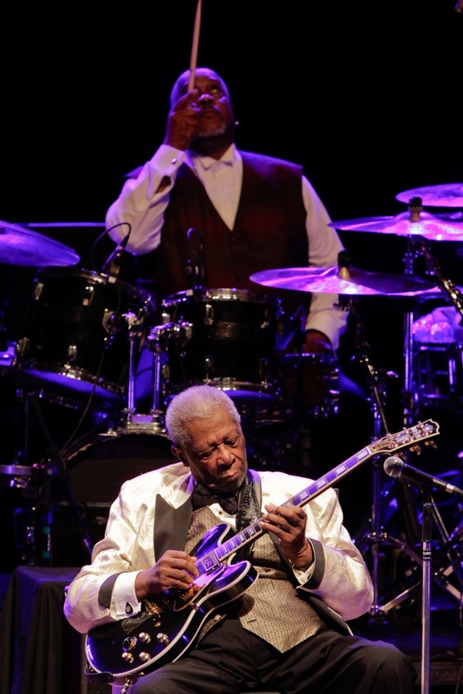 O músico passou o show sentado, tocando sua guitarra Lucille. | 