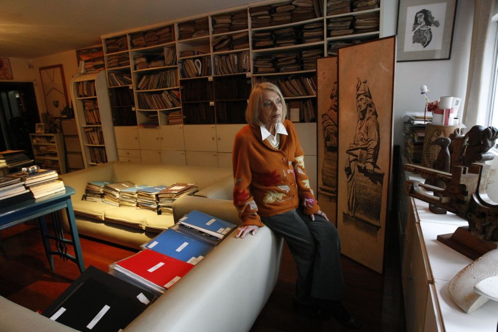 Adalice no apartamento-arquivo no Bigorrilho: fortuna-crítica e dinheiro do próprio bolso empenhado no dicionário. | Marcelo Elias