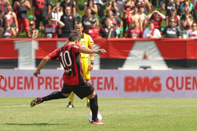 Elias bate o pênalti que empatou o jogo em 1 a 1 | 