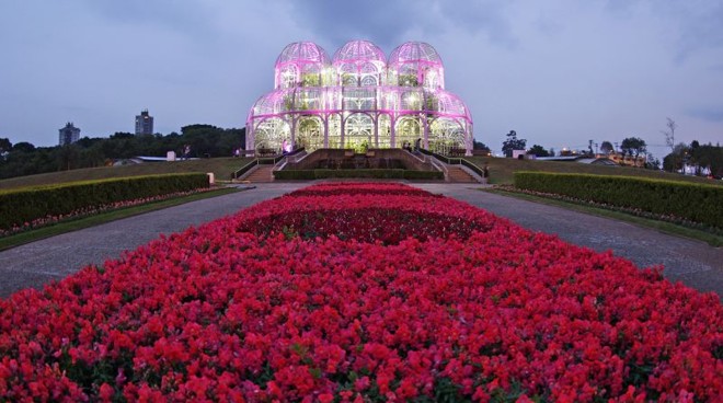 Iluminação teve início às 18 horas desta sexta-feira (5) |