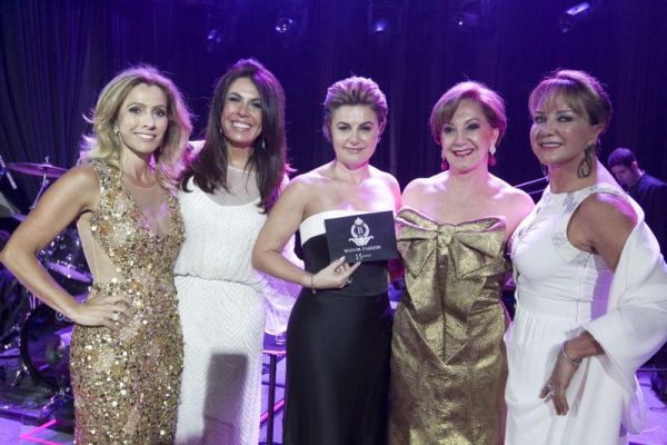 As empresárias Andréa El Omeiri, Márcia Cardoso de Almeida (ambas à esq.) e Solange Elias (de vestido com laço), anfitriãs da noite, com a presidente da Associação Alírio Pfiffer, Bettina Muradás (de preto), e Clemilda Thomé, uma das embaixadoras do evento | Diego Pisante