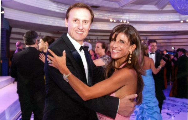 Nos amplos e elegantes salões do Clube Curitibano, em noite black-tie, o casal GisahTourinho Miróe Luiz César Ziliotto | Kobyiama