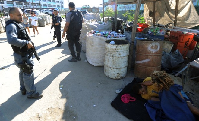 Policiais patrulham local frequentado por usuários de crack no Complexo de Manguinhos, no Rio |