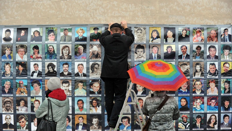 Homenagem aos mortos na tragédia do Teatro Dubrovka, em Moscou, conta com fotos e flores | AFP Photo/Yuri Kadobnov