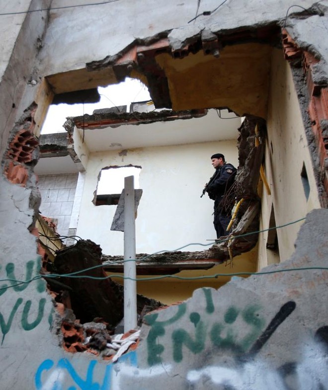 Policial no Complexo de Manguinhos: comunidades foram ocupadas em 20 minutos, segundo a Secretaria de Segurança do Rio |