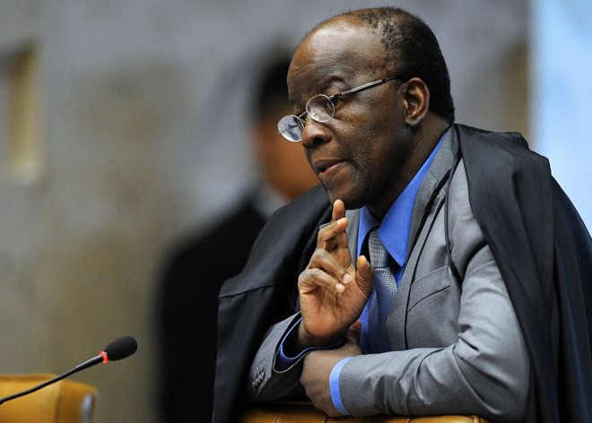 Joaquim Barbosa: viagem do relator à Alemanha, para tratamento de saúde, interromperá o julgamento por quase duas semanas |