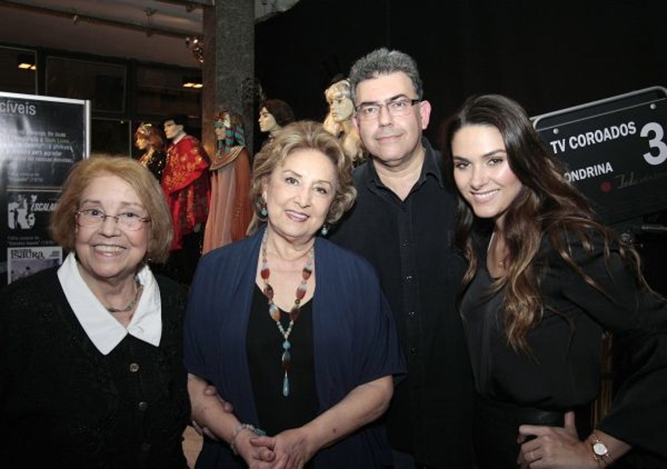 As atrizes Vida Alves, Eva Wilma (ambas à esq.) e Fernanda Machado com Carlyle Ávila, diretor de Produção e Programação da RPC TV, no coquetel de lançamento da exposição 60 Anos de Telenovela Brasileira, promovido pela emissora do GRPCom na última quinta-feira, no Teatro Guaíra. Vida protagonizou o primeiro beijo na boca na tevê brasileira | Euricles Macedo