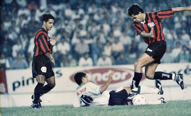 Alex em Atletiba no Couto Pereira em 1996 | 