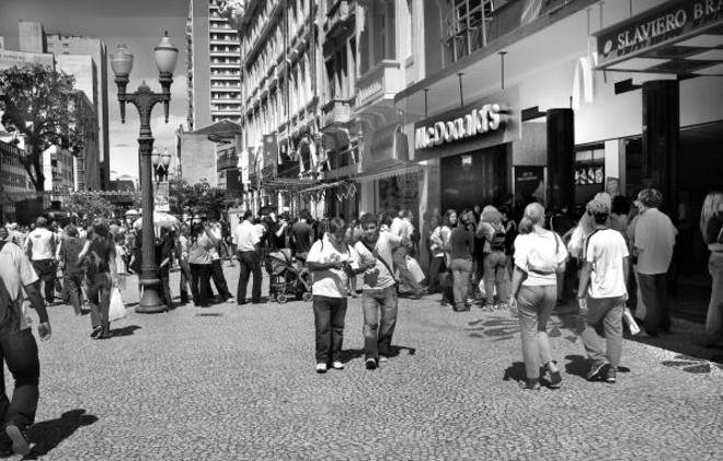 Povão na Boca Maldita, com direito a fila do sorvete e abaixo de Sol, dezembro de 2007 |