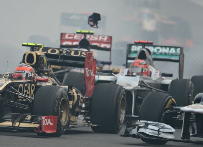 Romain Grosjean e Michael Schumacher se tocam logo na primeira volta | 