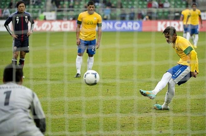 Neymar marca de pênalti o segundo gol do Brasil na vitória sobre o Japão | 