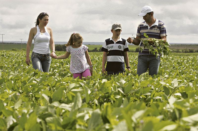 Wilson Marcolin, a mulher Geisa e os dois filhos, Brenda e Eduardo: para acesso à internet rápida, é preciso ir até a cidade | Hugo Harada/ Gazeta do Povo