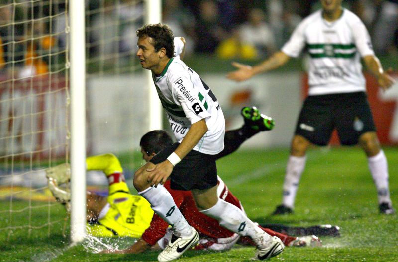 Keirrison comemora o gol contra o Internacional na goleada por 4 a 2, em 2008, no Couto | Arquivo/ Gazeta do Povo/Hedeson Alves