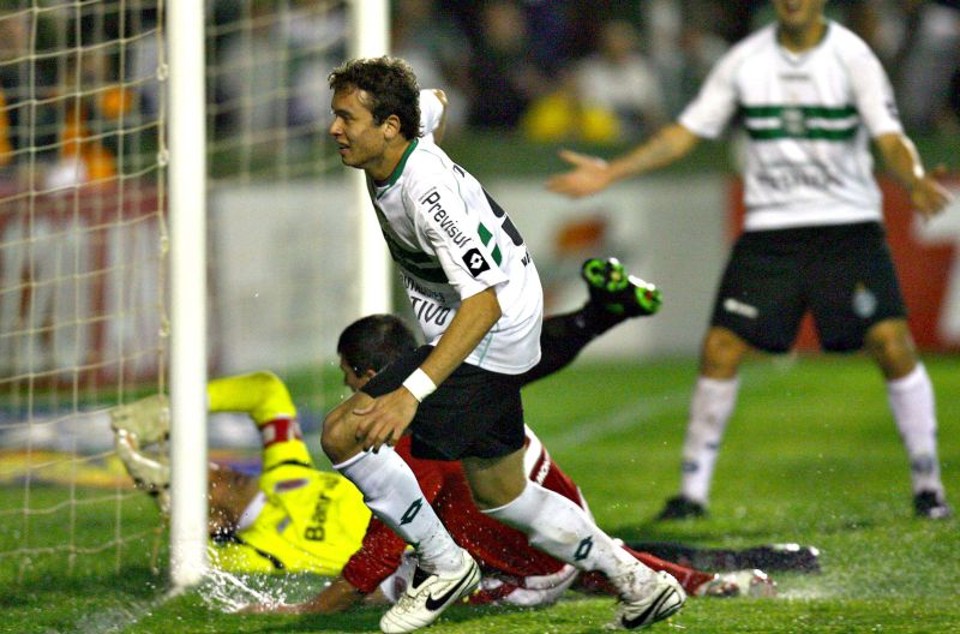 Keirrison comemora o gol contra o Internacional na goleada por 4 a 2, em 2008, no Couto | Arquivo/ Gazeta do Povo/Hedeson Alves