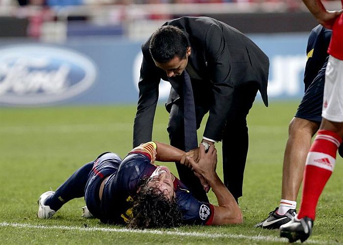 Médico do Barcelona atende Puyol durante a vitória sobre o Benfica | EFE