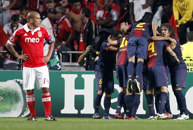 Jogadores do Barcelona comemoram o primeiro gol, do chileno Alexis Sanchez, na vitória sobre o Benfica | 