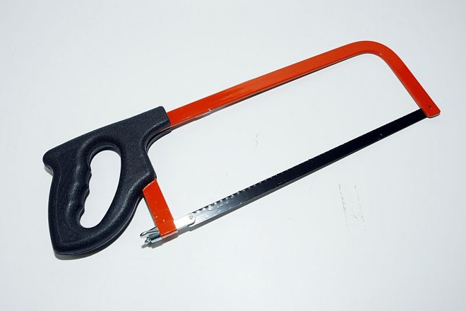 Arco de serra: pequenos cortes são facilitados. Arco de serra: aproximadamente R$ 20 |