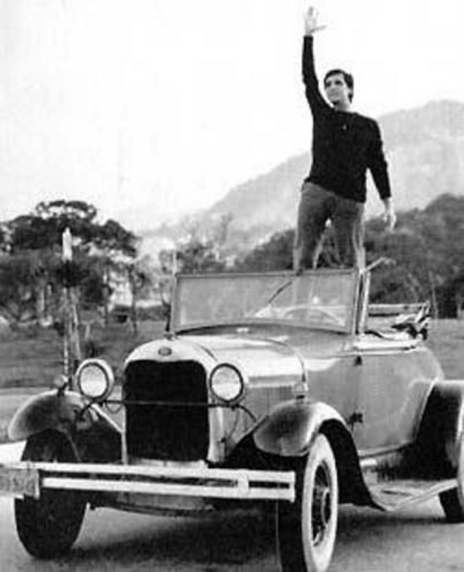 Com muita paciência o rapaz me ofereceu / Um carro todo velho que por lá apareceu / Enquanto o Cadillac consertava eu usava / O calhambeque, bip, bip, quero buzinar o calhambeque.