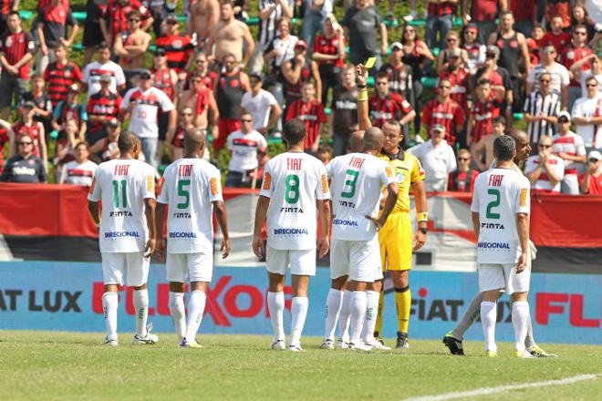 Jogadores do América reclamam após marcação de pênalti duvidoso | 