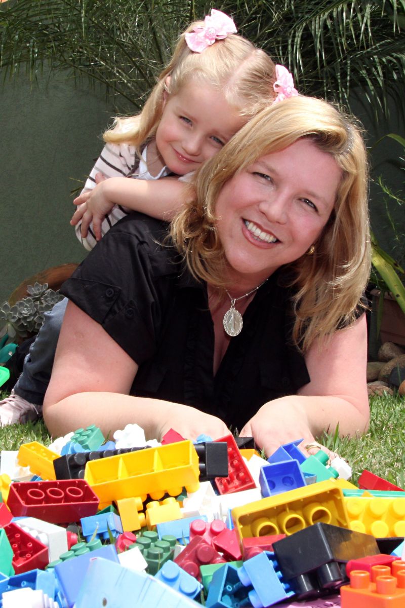 Raquel, com a filha Valentina: avanços após a creche são facilmente percebidos. | Walter Alves/Gazeta do Povo