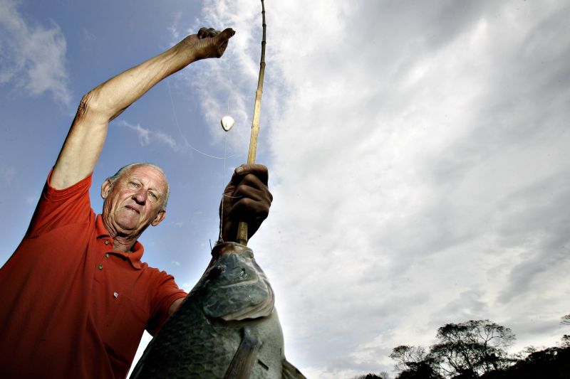 O aposentado Luiz Gonzaga Kubaski, pescador desde criança, com uma tilápia na linha: o rio exige mais concentração, no pesque-pague é mais fácil | Josue Teixeira/Gazeta do Povo