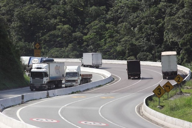 Ponto crítico da BR-376, entre Curitiba e o Litoral, a Curva da Santa foi reformada pela concessionária que administra a rodovia: tentativa de aumentar a segurança no trecho | Valterci Santos/Arquivo/Gazeta do Povo