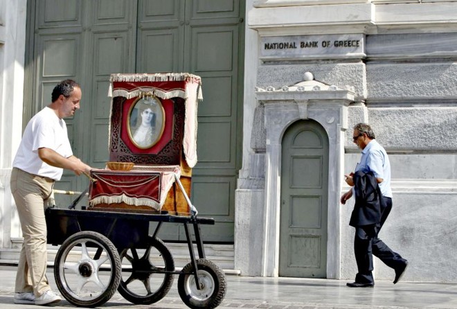 Homem estaciona seu realejo, em Atenas: crise comparável à Alemanha dos anos 30 | John Kolesidis/Reuters