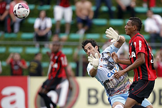 Marcelo divide bola com o goleiro Moretto, do Avaí | 