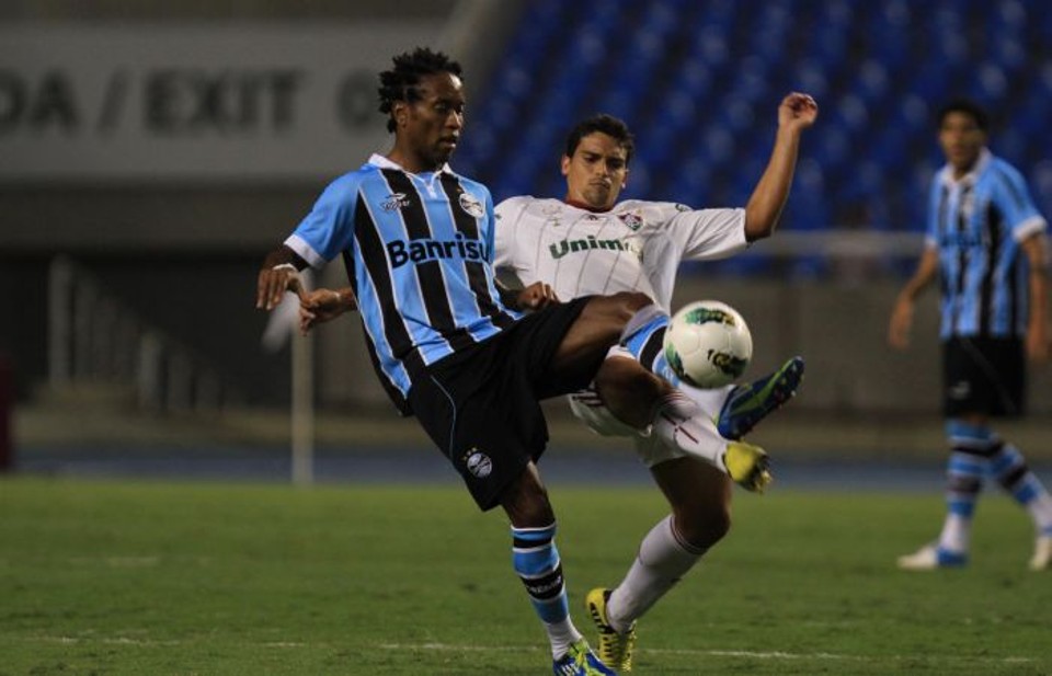 Zé Roberto, do Grêmio, e Jean, do Fluminense, disputam jogada no Engenhão | Ricardo Ayres / Photocamera