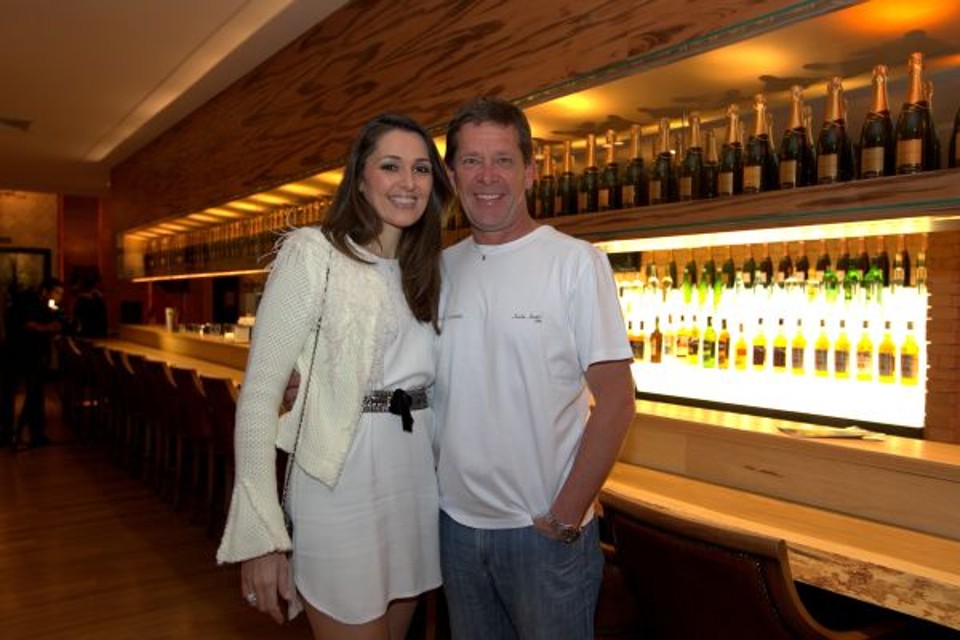 O chef Junior Durski foi o anfitrião, ontem, do jantar de inauguração do Madero Batel, que tem projeto assinado por sua mulher, a arquiteta Kethlen Ribas Durski. O restaurante, o 17º da rede de hamburgueria, fica na Bispo Dom José | Diego Pisante