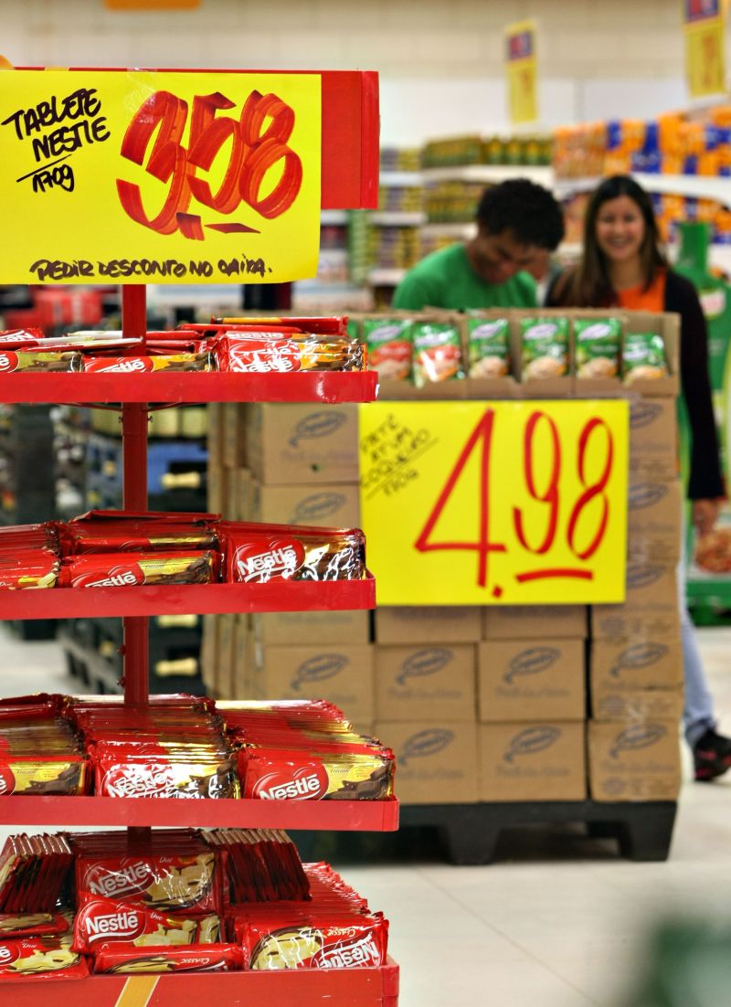 Produtos à venda em supermercado de Curitiba: na internet, o preço pode ser diferente | Aniele Nascimento/ Gazeta do Povo