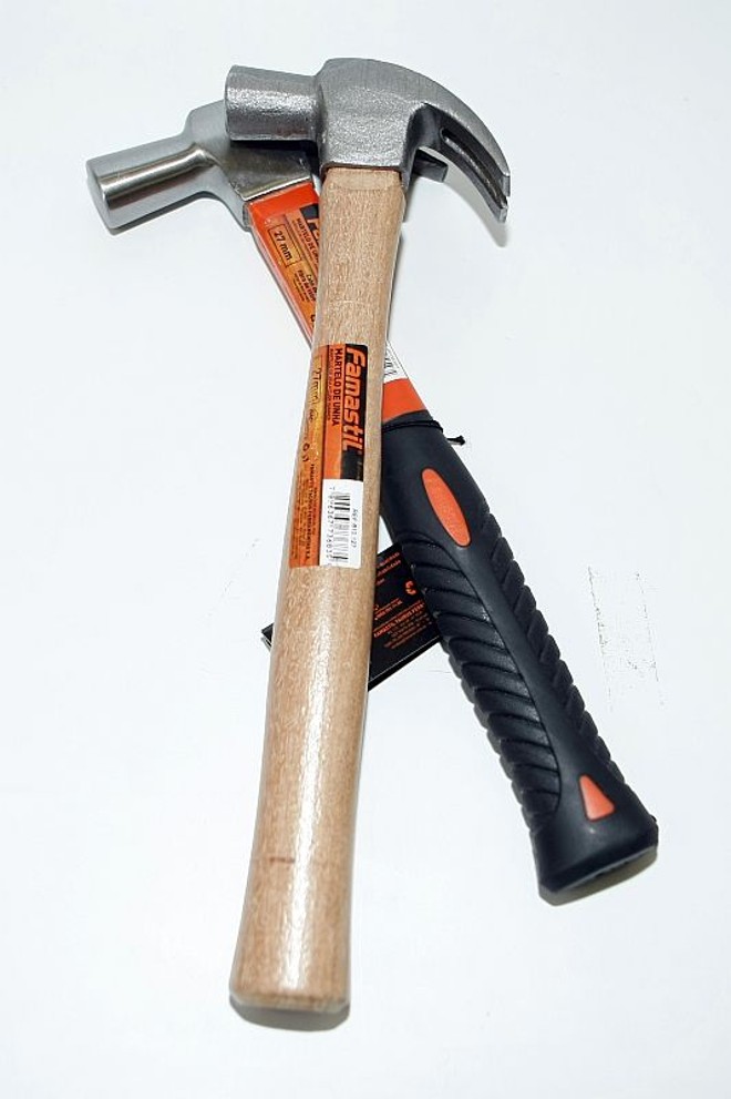 Martelo: para fixar e tirar pregos. Martelo: R$ 15 a 40 |