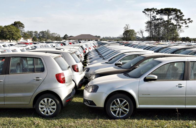 Pátio da montadora em São José dos Pinhais, com os modelos Golf e Fox, produzidos aqui: planos de produzir um novo carro | Hugo Harada/Gazeta do Povo