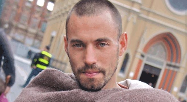 Foto tirada por turista no Centro de Curitiba e que tornou Rafael conhecido nas redes sociais | reprodução