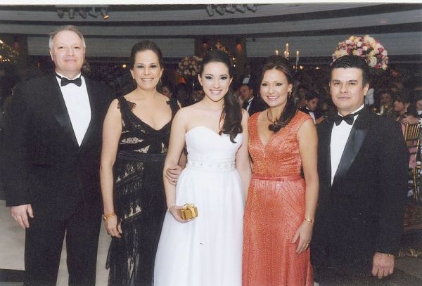 A debutante Maria Emília Marigliano Marques com seus pais, Ronald Emílio Marques e Rosana Muricy Marigliano Marques, à esquerda, e Maria Cristina e Joaquim Miró, presidente do Clube Curitibano | Kobiyama