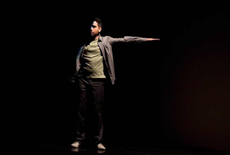 Duda conta com iluminação que contribui para o clima da peça | Chico Nogueira/Divulgação