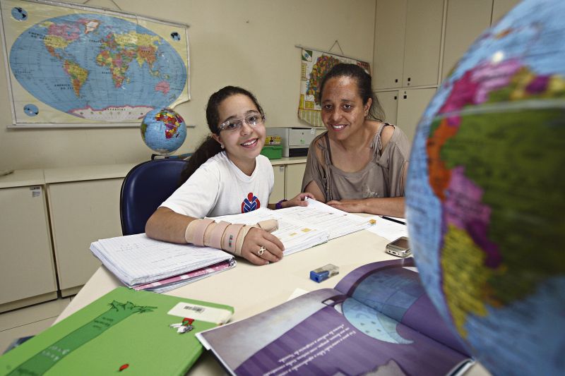 Fabiele Fortes, 10 anos, com a mãe, Edicléia: reforço escolar e música são as atividades preferidas durante o tratamento | Felipe Rosa/Gazeta do Povo