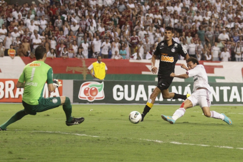 Wellington Nem chuta a bola, que passa por baixo das pernas de Vanderlei, e abre o placar no Engenhão | Marlon Falcão/ Fotoarena/ Folhapress