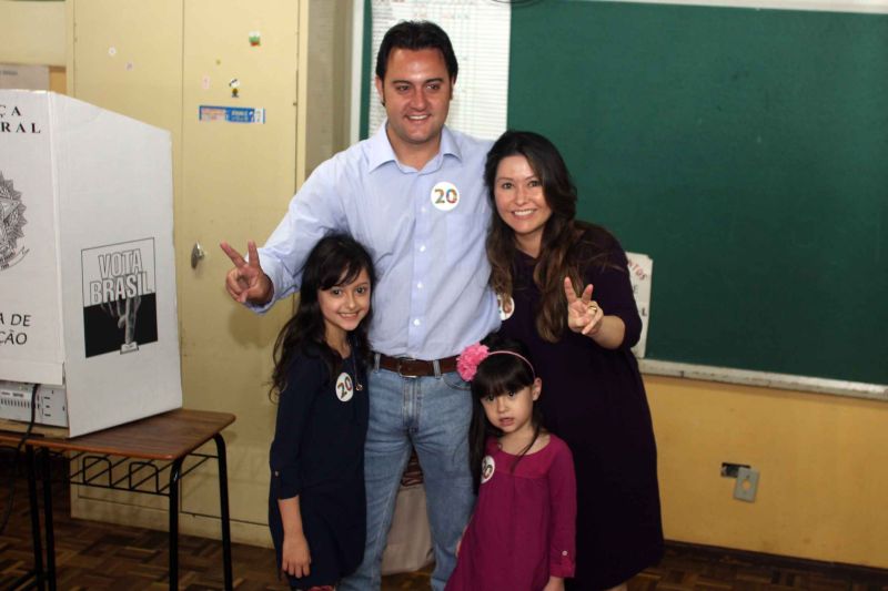 O candidato Ratinho Jr. votou na Escola Municipal Vinhedos, em Santa Felicidade, acompanhado da família | Walter Alves/Gazeta do Povo
