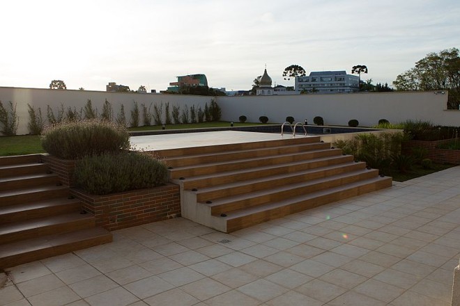 Mesmo que outros empreendimentos possuam piscinas, os de alto padrão trazem, em alguns casos, mais de uma, com cobertura e temperatura controlada |